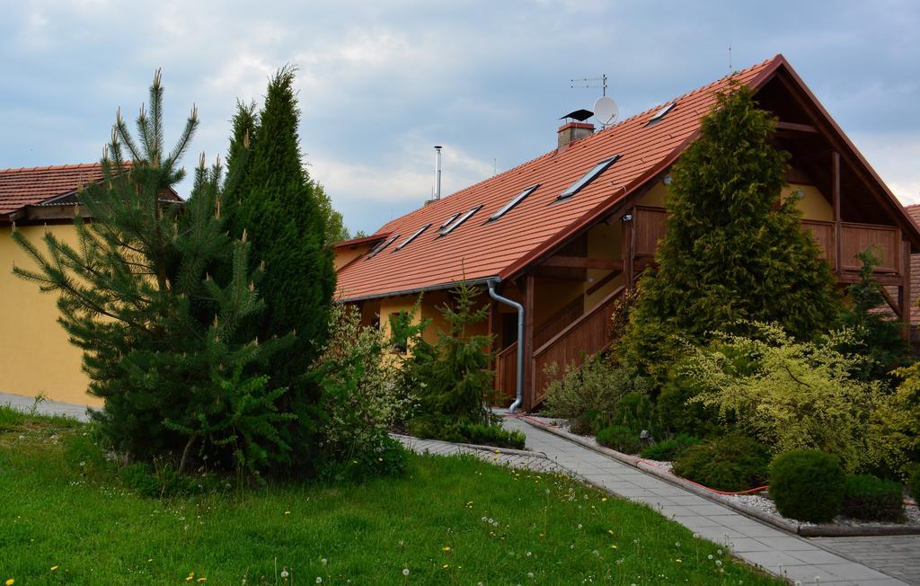 Penzion Farma Dvorec Radnice Bagian luar foto