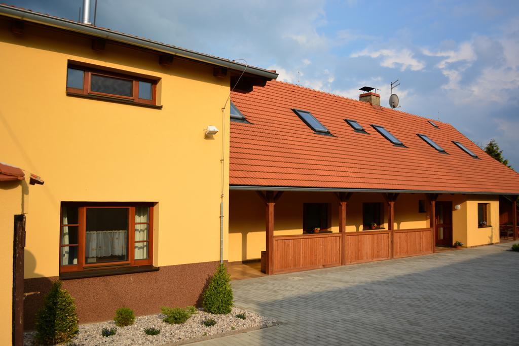 Penzion Farma Dvorec Radnice Bagian luar foto