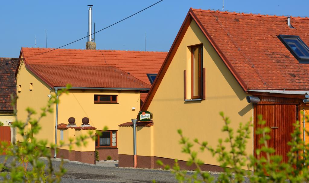 Penzion Farma Dvorec Radnice Bagian luar foto