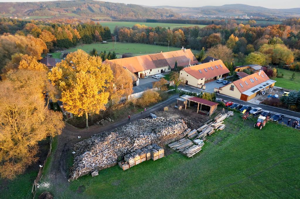 Penzion Farma Dvorec Radnice Bagian luar foto